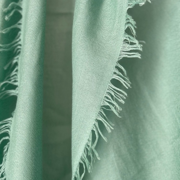 100% cashmere Mint Green Fringed Scarf - Picture 3 of 4